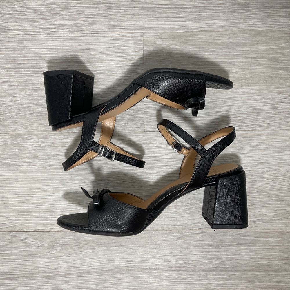 Naturalizer Deandra Bow Block Heels 
Size: 8.5 M
